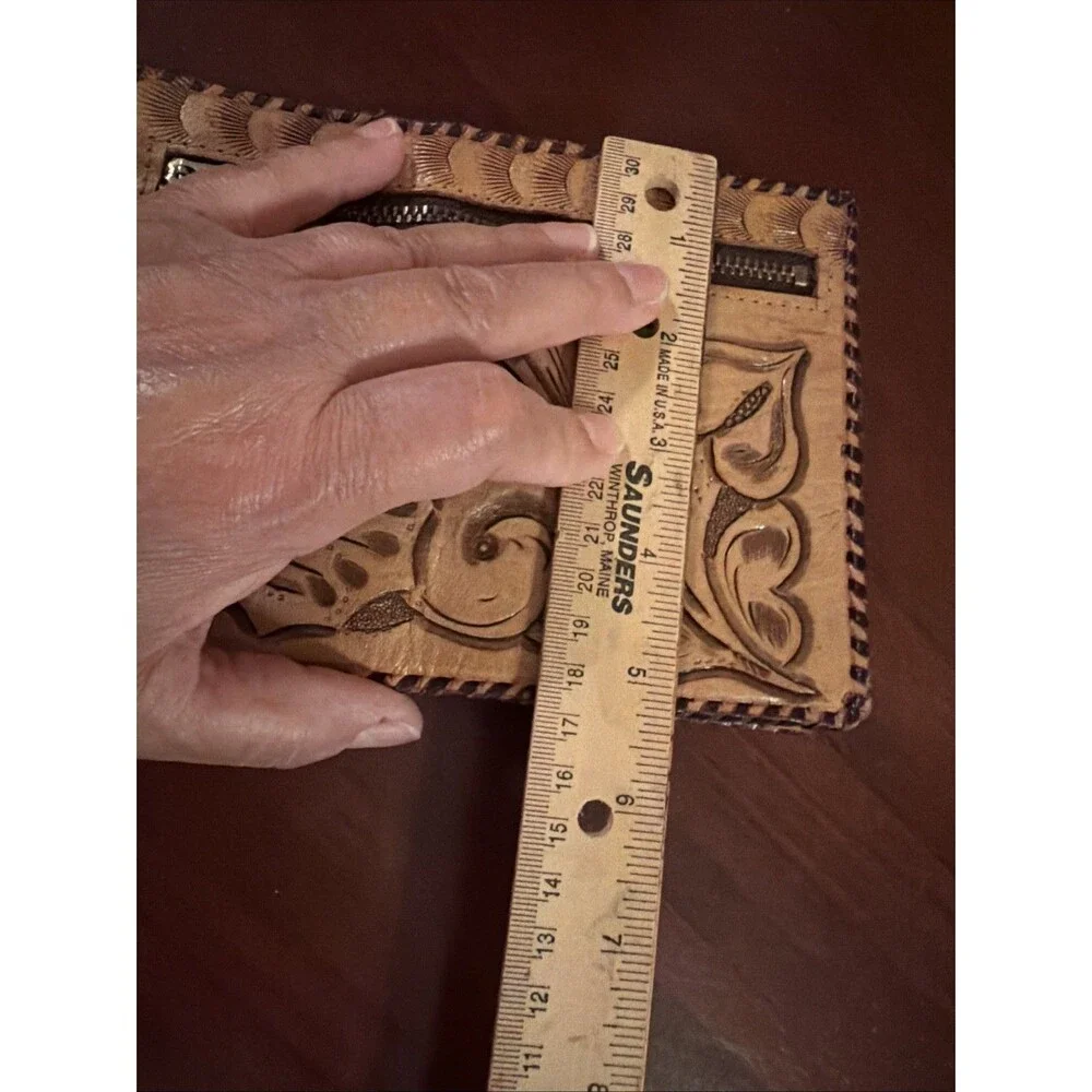 Vintage small leather Purse/Wallet Clasp zipper.  Mexico. Beautiful Hand Tooled!